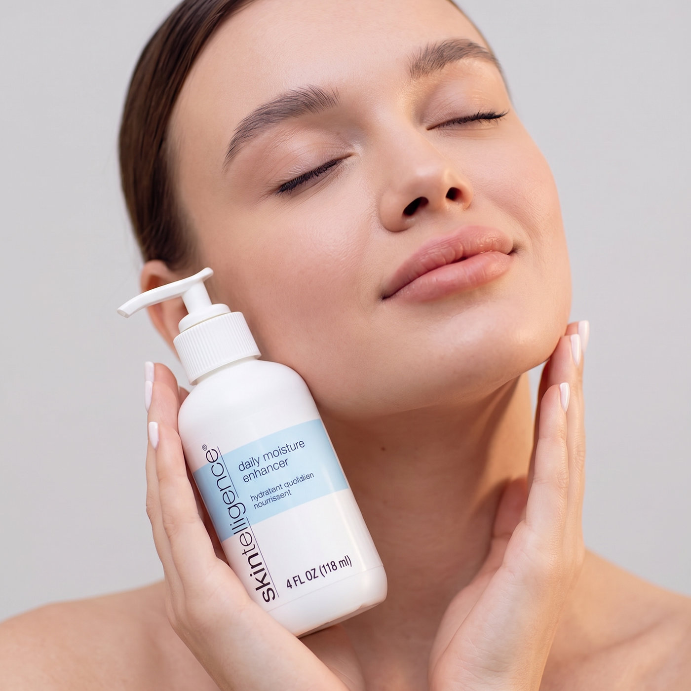 women is holding the lotion bottle